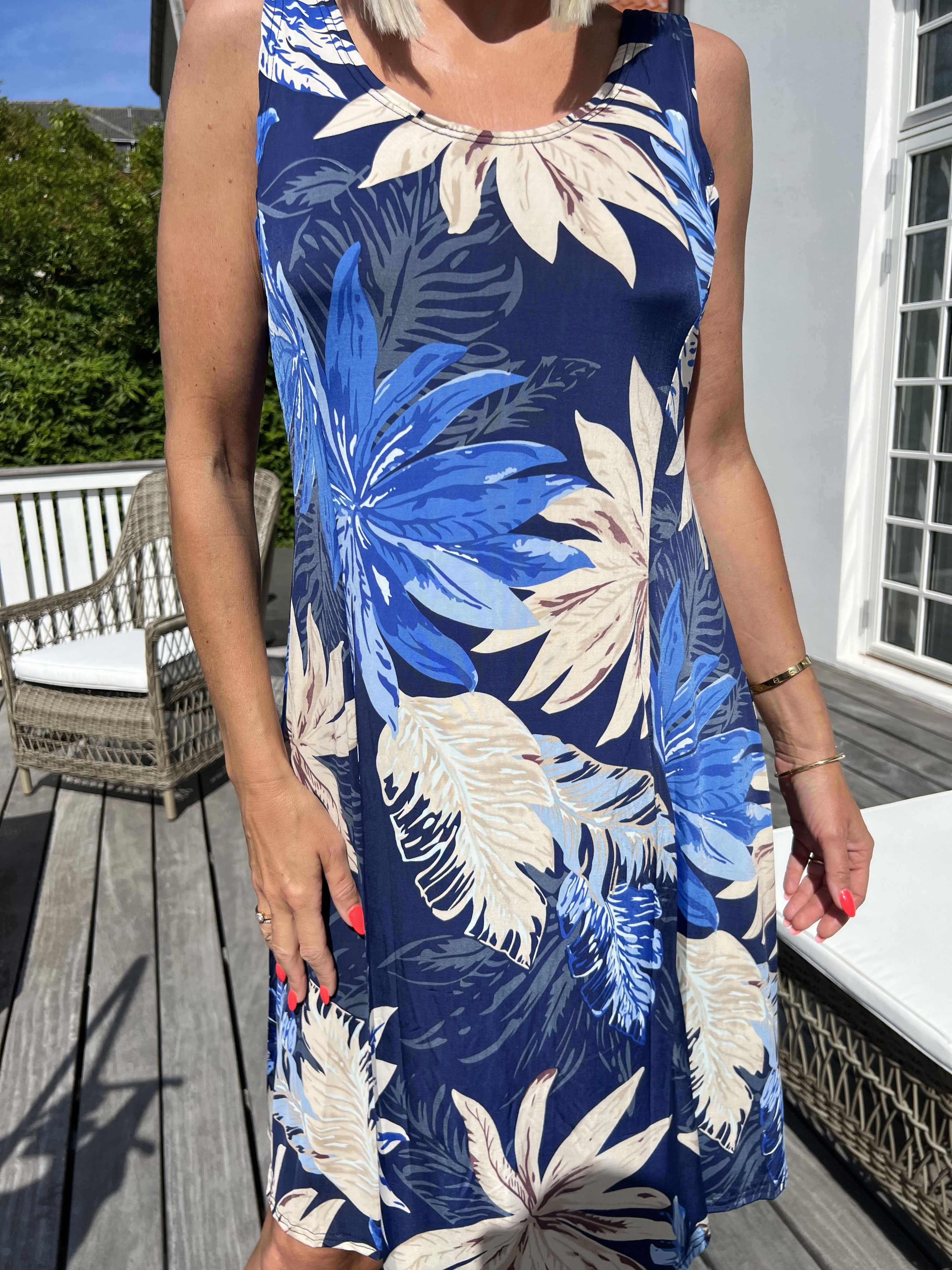 Maj Tropical - Sød elastisk sommerkjole med blomster